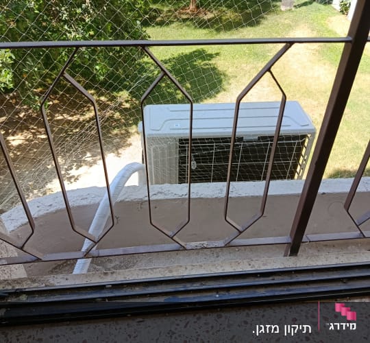 יחידת מזגן חיצונית מותקנת על מרפסת